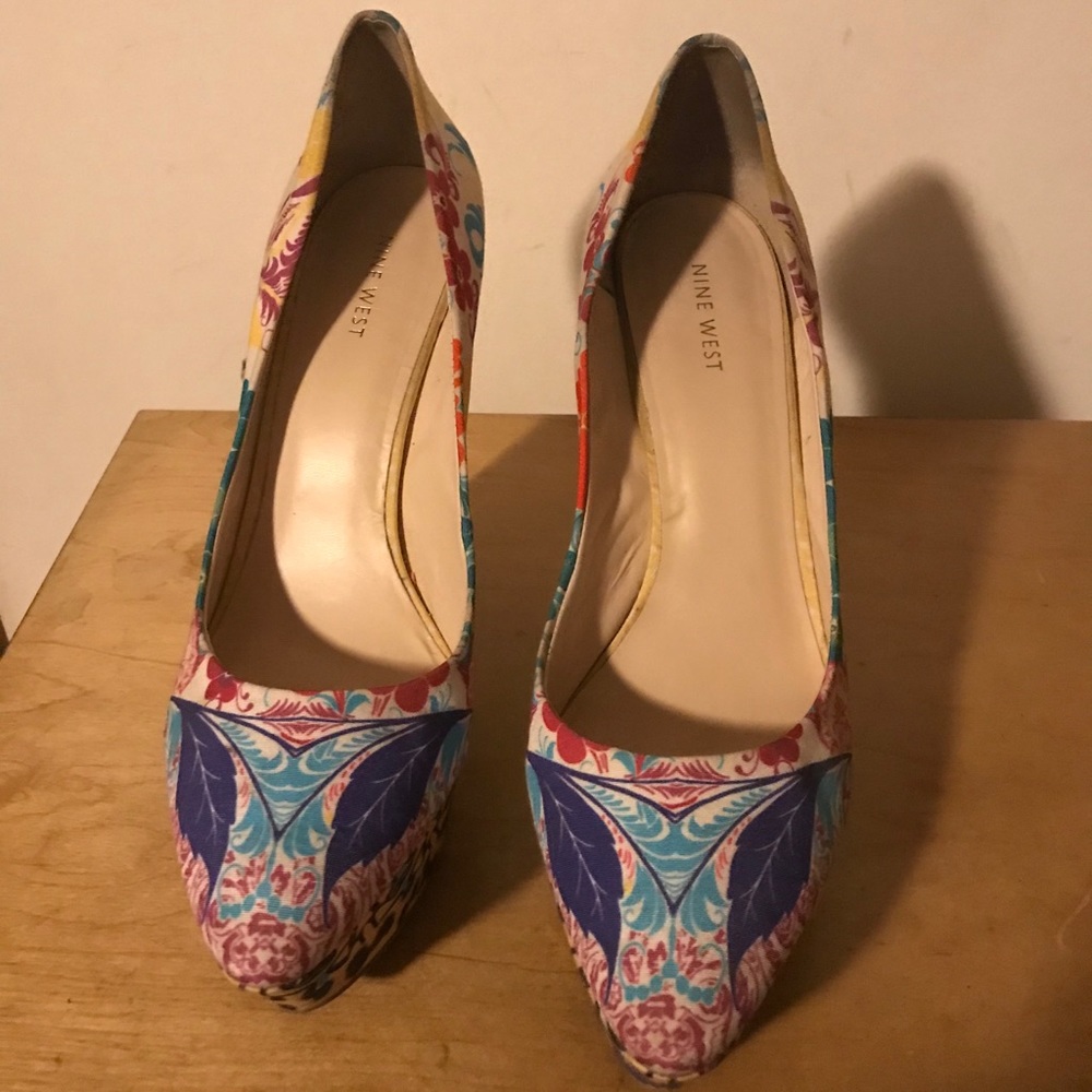 Multi color platform pumps